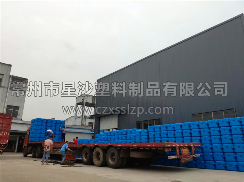 發(fā)往江西南昌的浮筒正在裝車(chē)1
