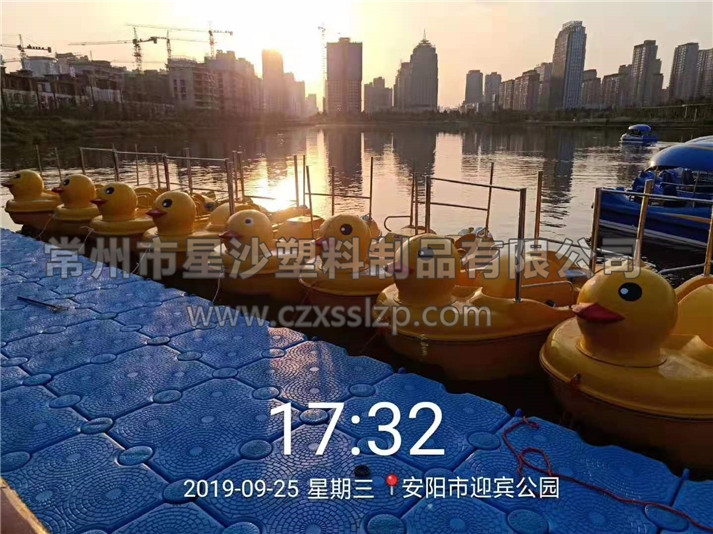 水上樂園浮筒和水上娛樂設(shè)施在夜色燈光的襯托下，藍(lán)紅黃輝映，異常唯美2