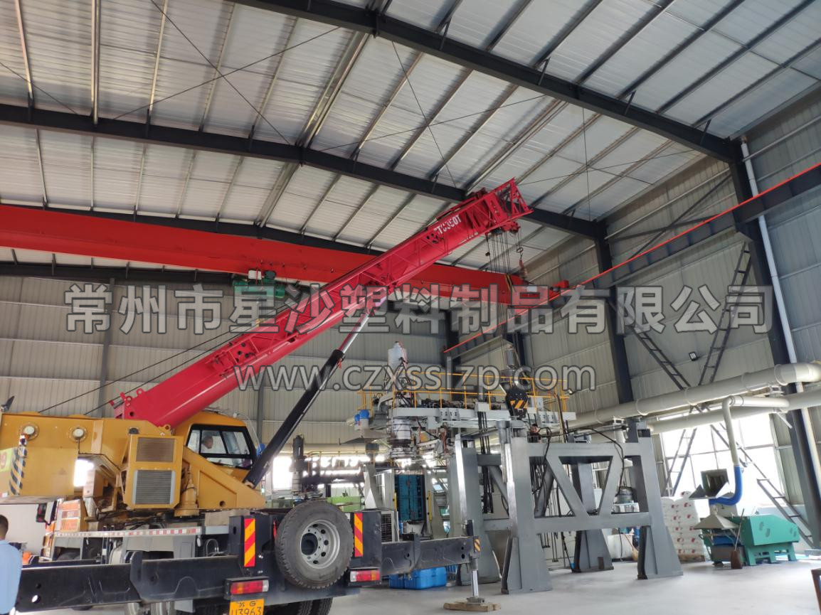 工作人員合作無間，正在進行吹塑機卸車工作2