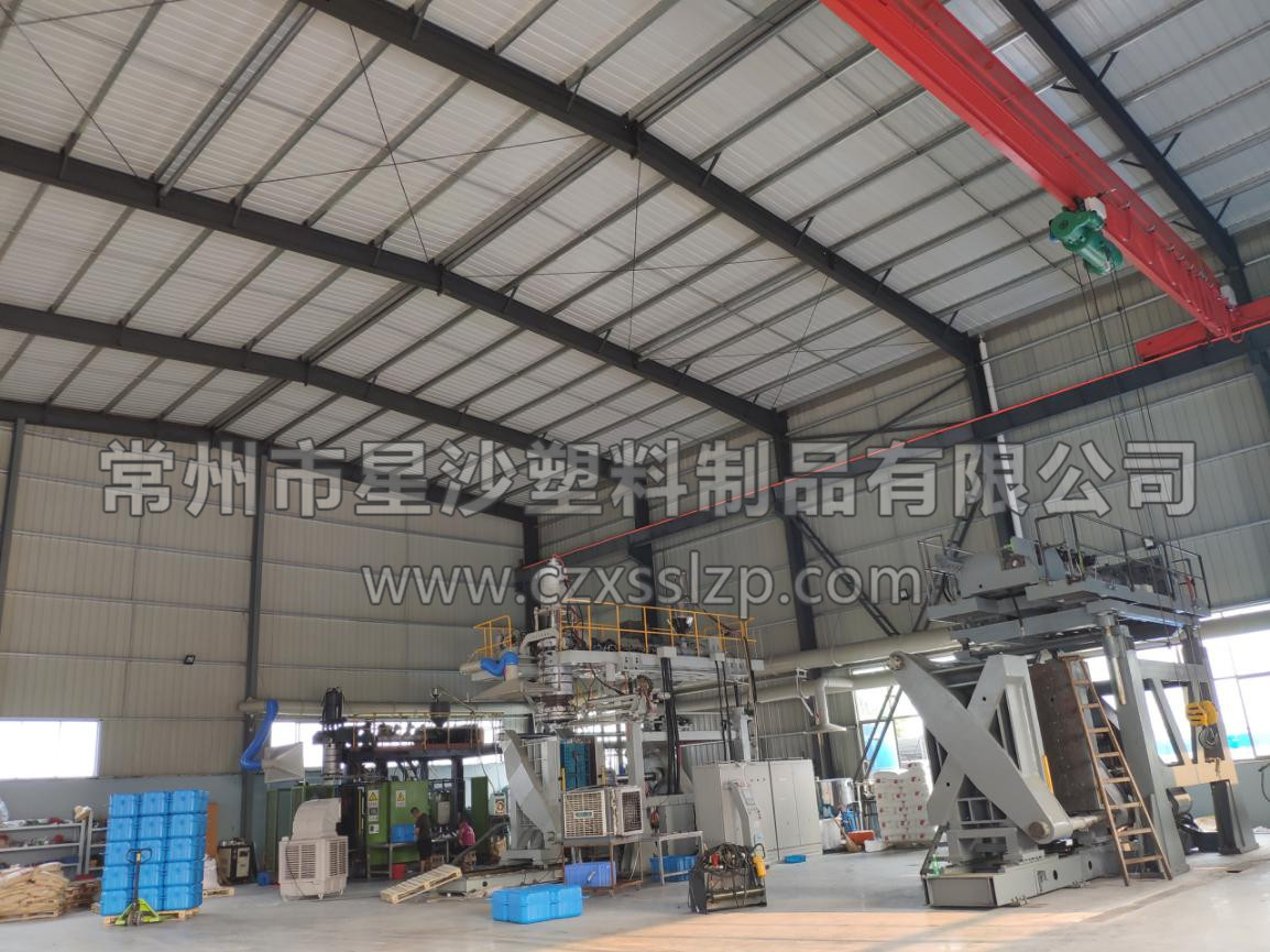 工作人員合作無間，正在進行吹塑機卸車工作6