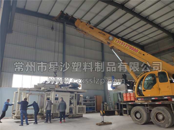吹塑機(jī)在汽車吊師傅嫻熟的操作下，輕拿輕放，有條不紊的進(jìn)行卸車作業(yè)5